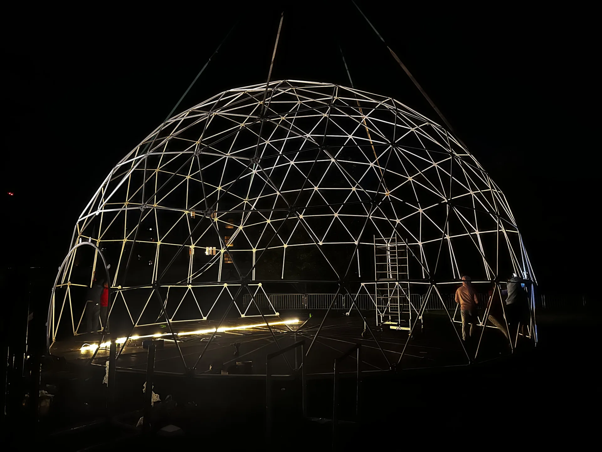 Projekcja 360° w namiocie sferycznym — Divaldi Kraków, mapping na czaszy kopuły (1)