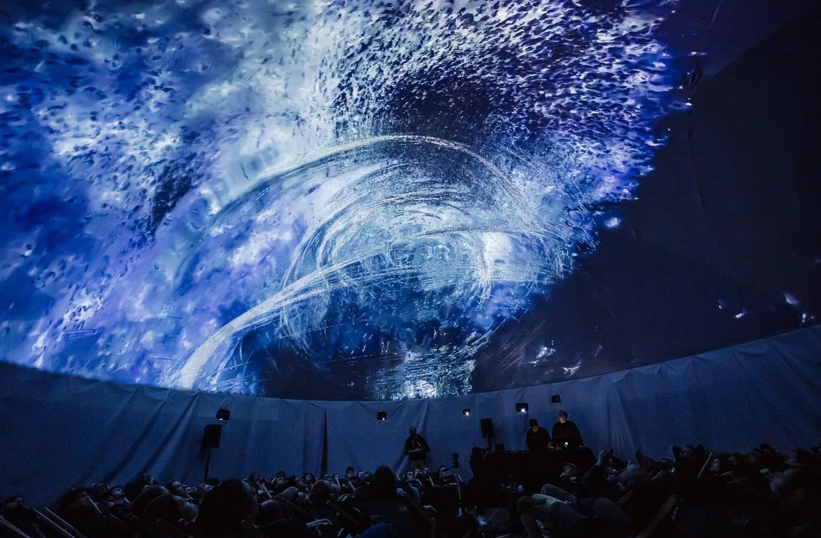 Projekcja 360° w namiocie sferycznym — Divaldi Kraków, mapping na czaszy kopuły (3)