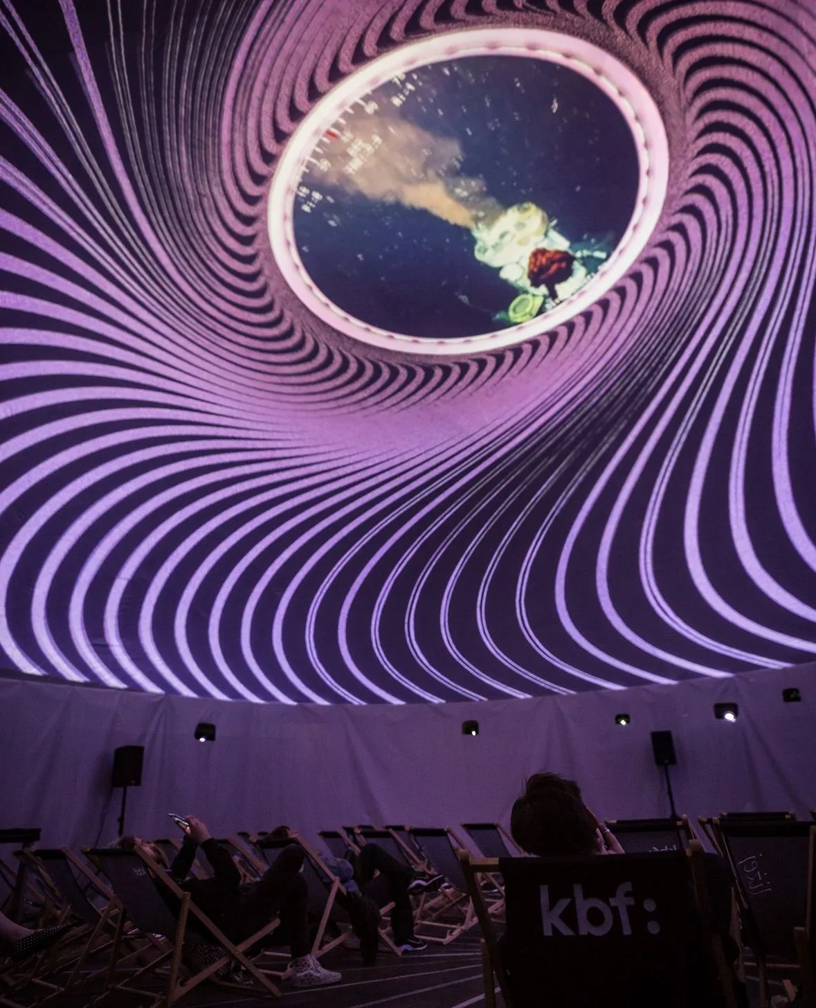 Divaldi Kraków — projekcje 360° w namiocie sferycznym jako sala audiowizualna