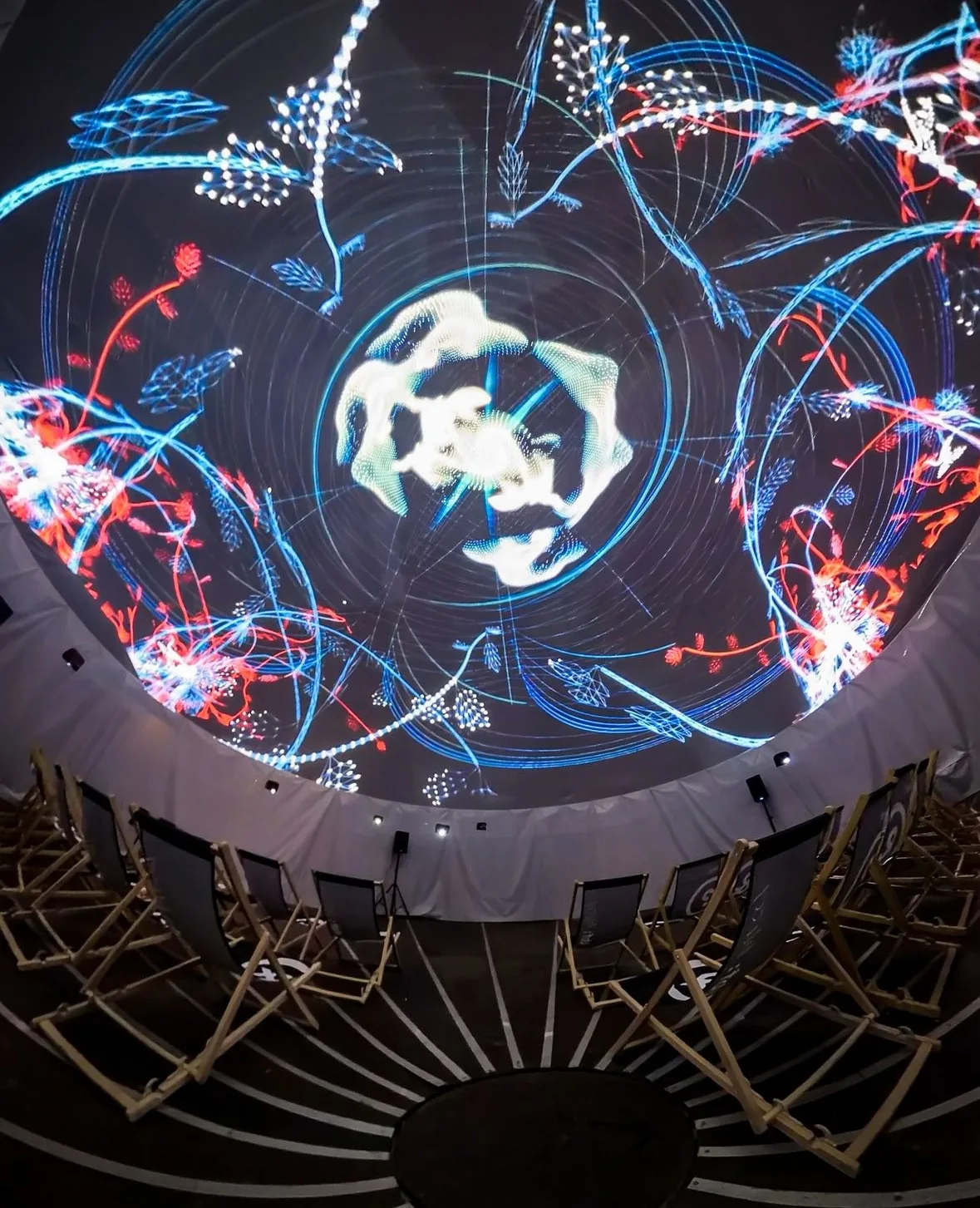 Projekcja 360° w namiocie sferycznym — Divaldi Kraków, mapping na czaszy kopuły (8)