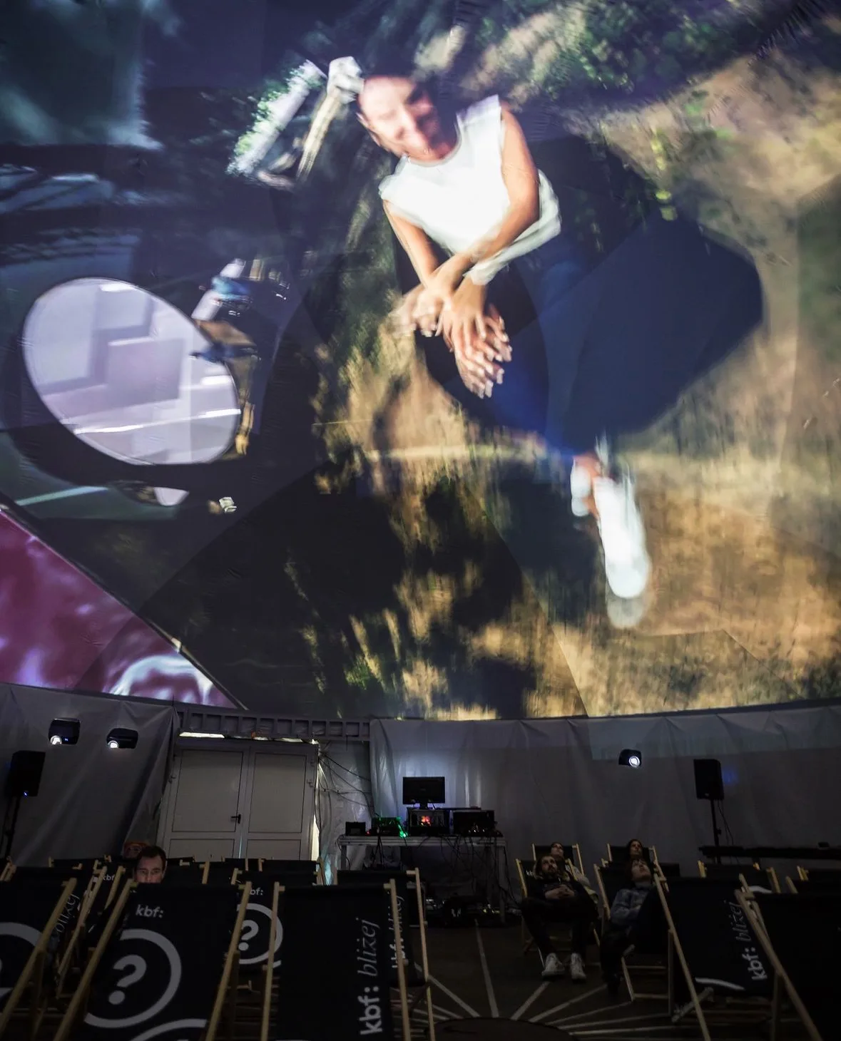Projekcja 360° w namiocie sferycznym — Divaldi Kraków, mapping na czaszy kopuły (9)