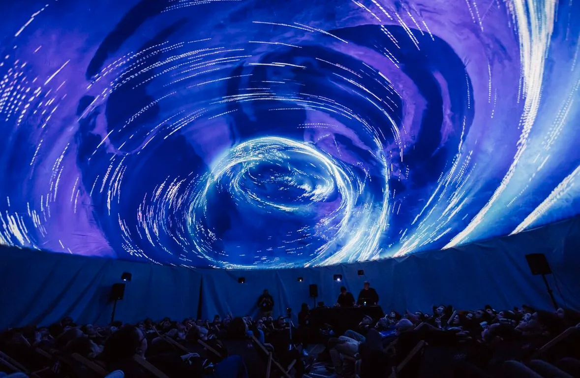 Projekcja 360° w namiocie sferycznym — Divaldi Kraków, mapping na czaszy kopuły (11)