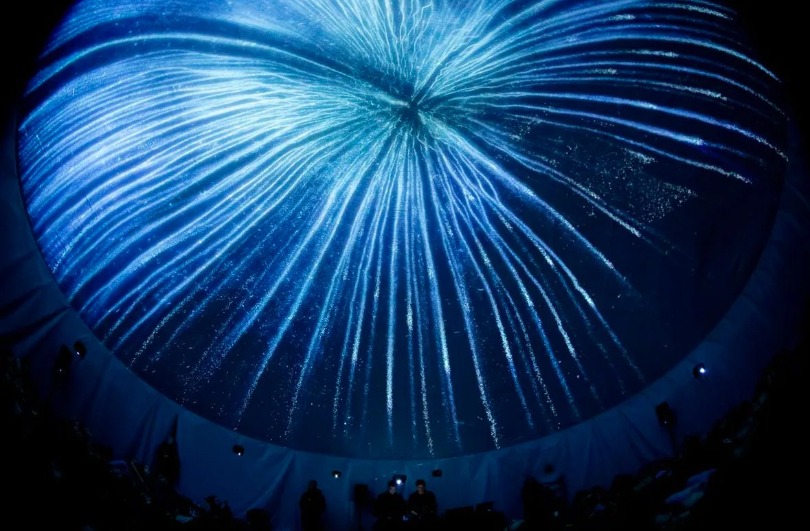 Projekcja 360° w namiocie sferycznym — Divaldi Kraków, mapping na czaszy kopuły (12)