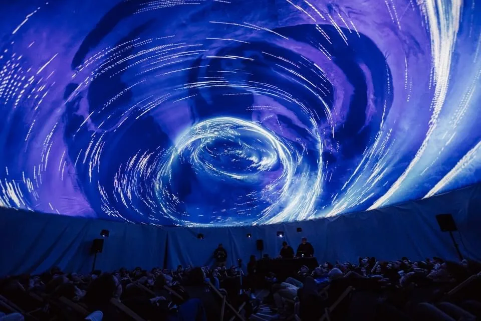 Projekcja 360° w namiocie sferycznym — Divaldi Kraków, mapping na czaszy kopuły (13)