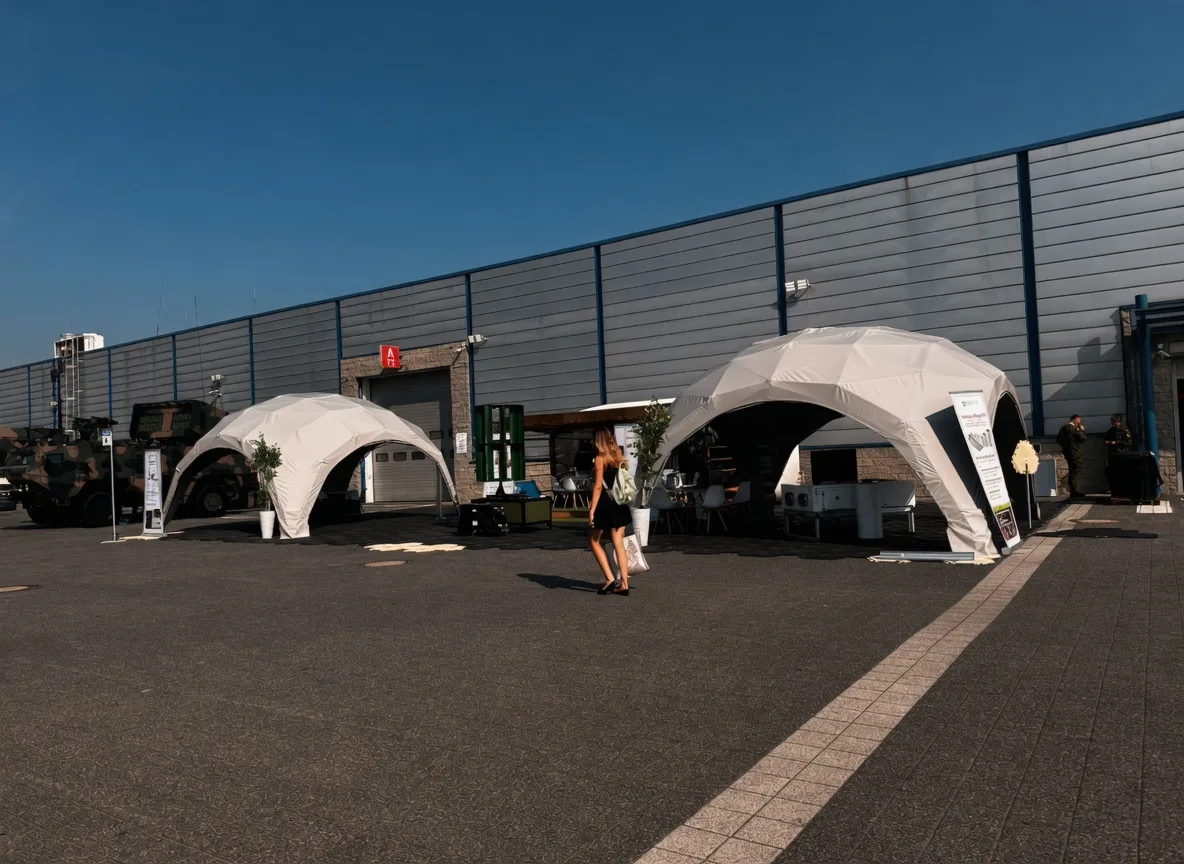 Strefa DOSPEL na MSPO Kielce — namioty sferyczne i podłoga heksagonalna X-Floor