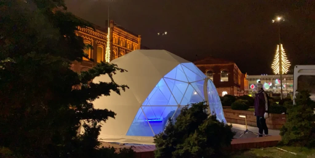 Podświetlony namiot sferyczny Farutex — montaż nocny, WOŚP Łódź