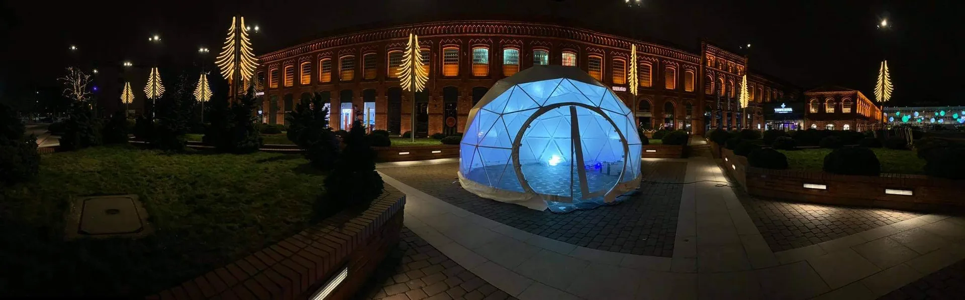 Panorama placu Manufaktury z namiotem sferycznym Farutex