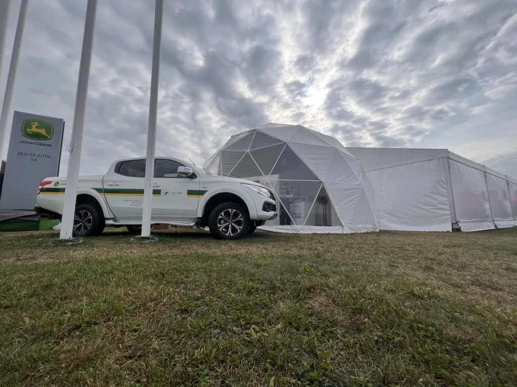 Namiot sferyczny przy strefie John Deere — Agro Show Bednary