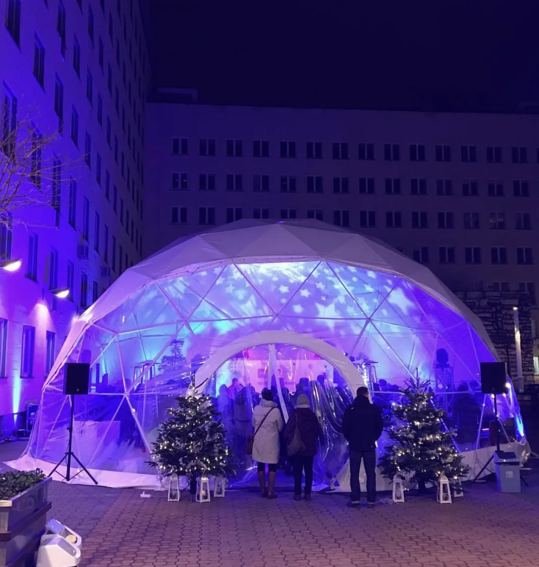 Front namiotu sferycznego z transparentnym wejściem — event NBP, Warszawa