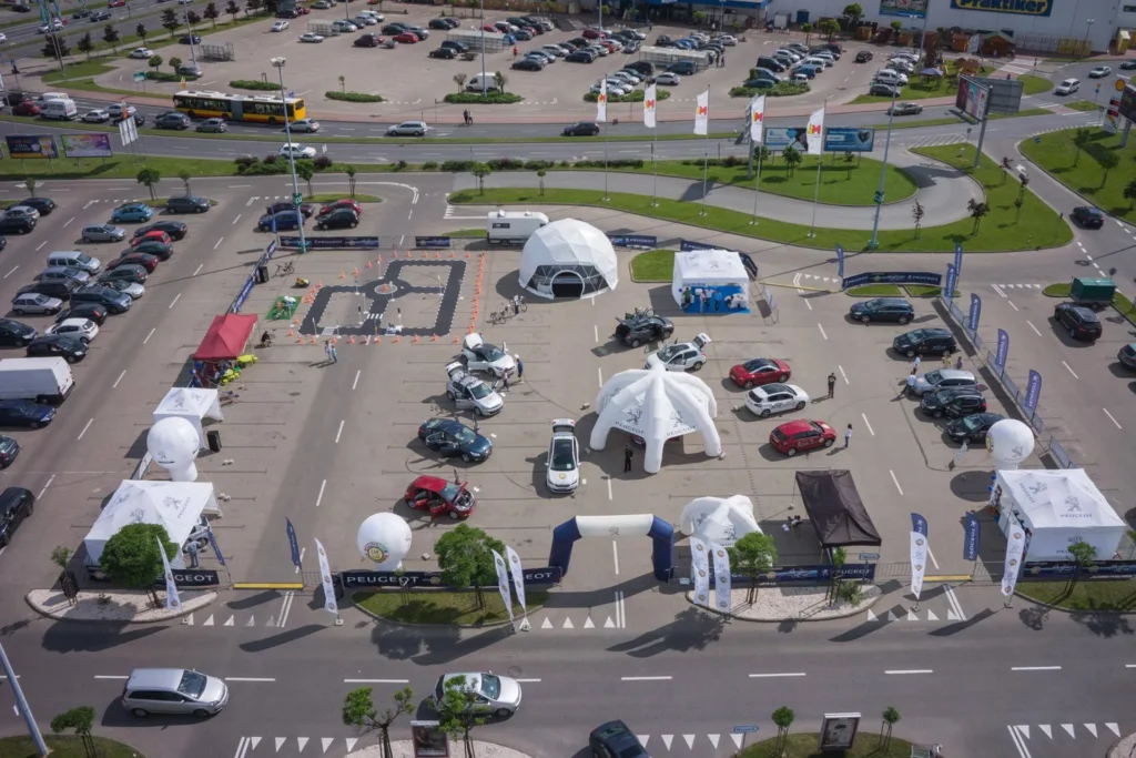Road show Peugeot — miasteczko eventowe z namiotem sferycznym s8, widok z drona