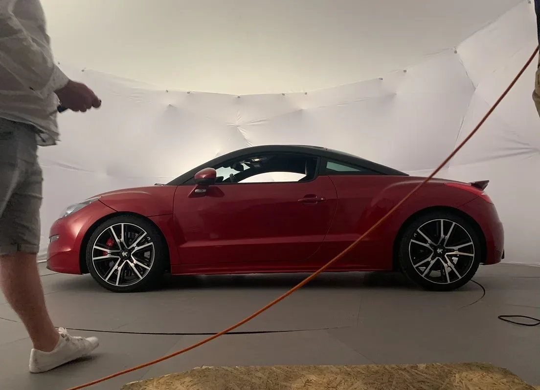 Namiot sferyczny jako studio fotograficzne 360° — Peugeot RCZ na obrotnicy