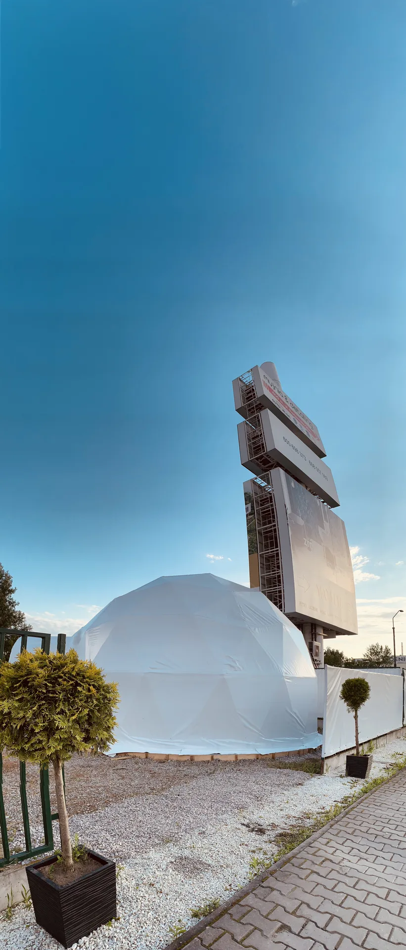 Namiot sferyczny — mobilne studio fotograficzne Peugeot, widok z zewnątrz