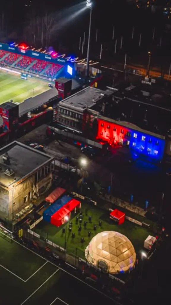 Strefa kibica przy stadionie Raków Częstochowa — namiot sferyczny, dron