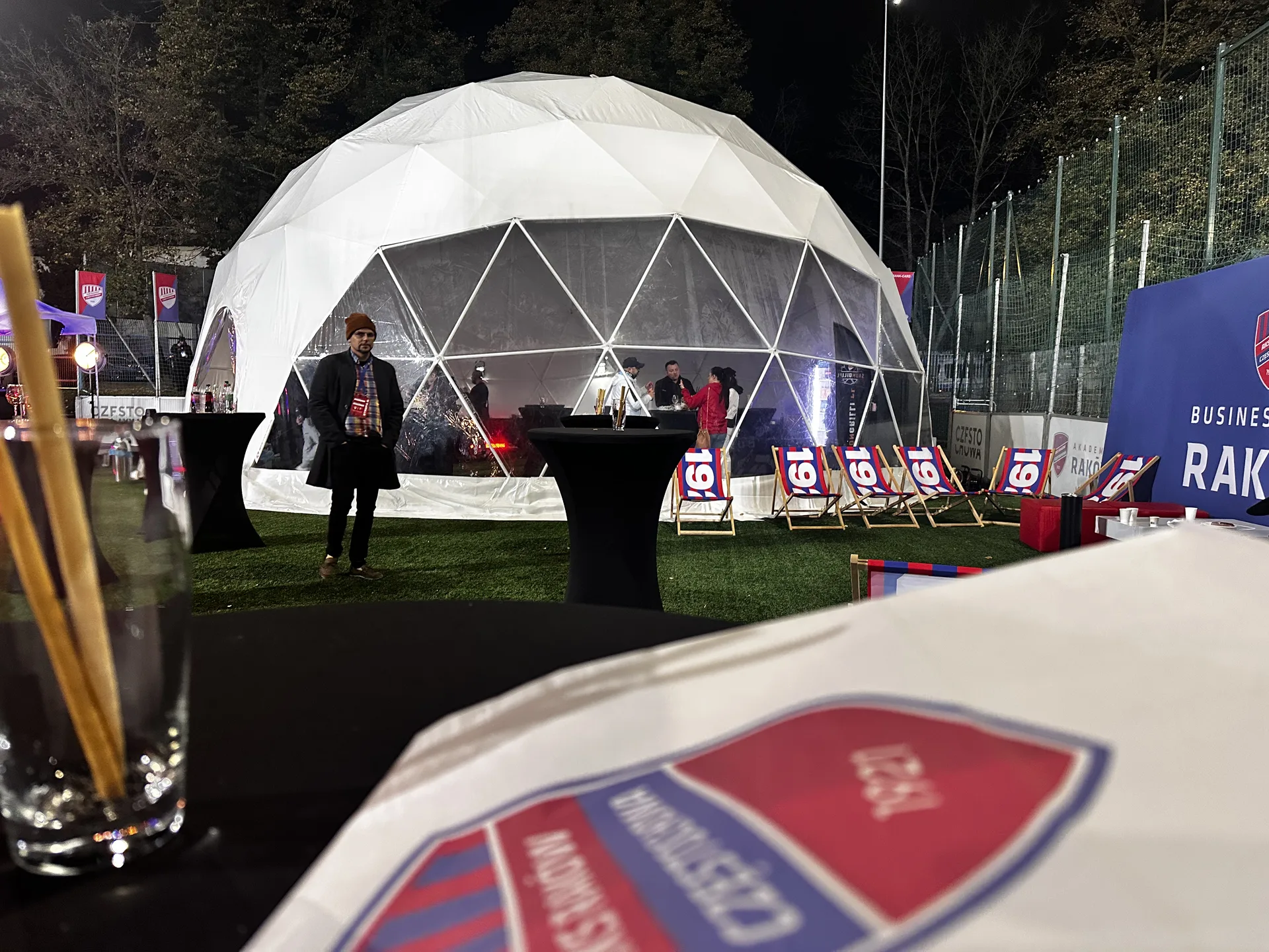 Strefa hospitality Raków Częstochowa — namiot sferyczny wieczorem