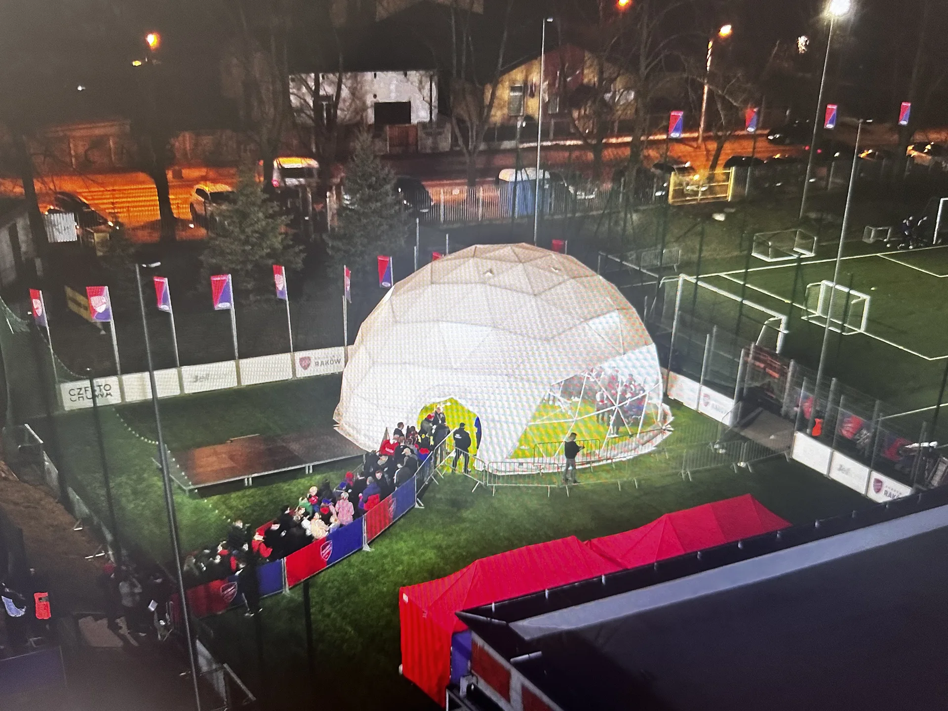 Namiot sferyczny przy stadionie Rakowa — widok z drona
