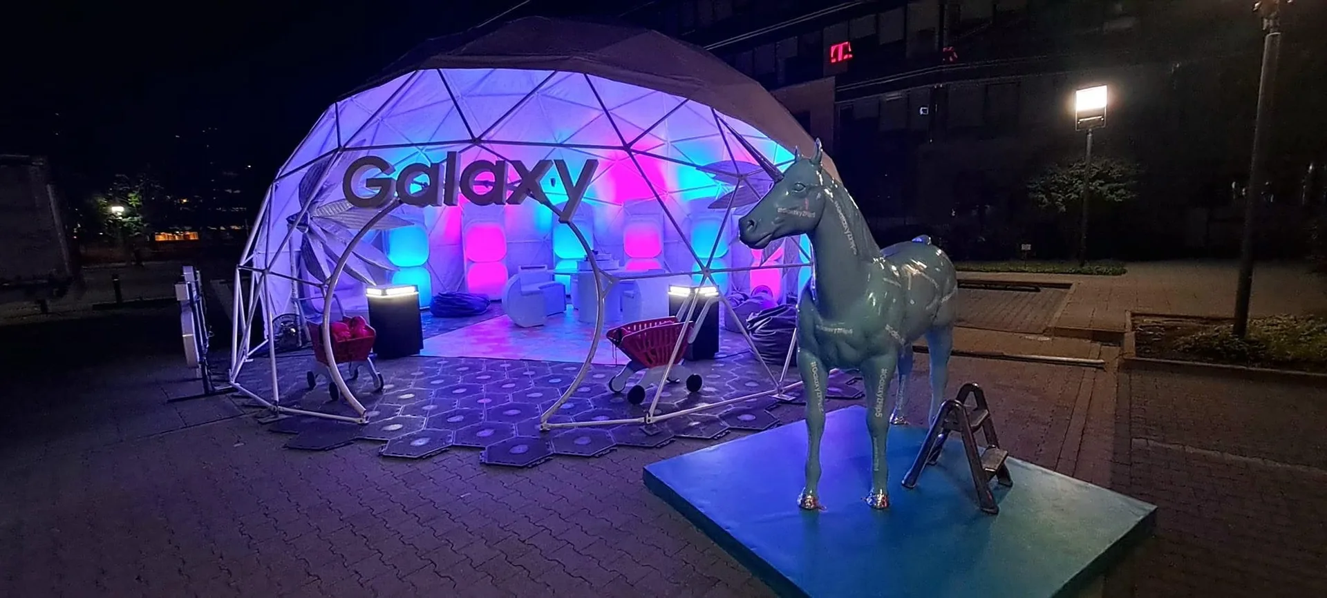 Sfera Samsung Galaxy — strefa demo Flip 5 z podświetleniem LED