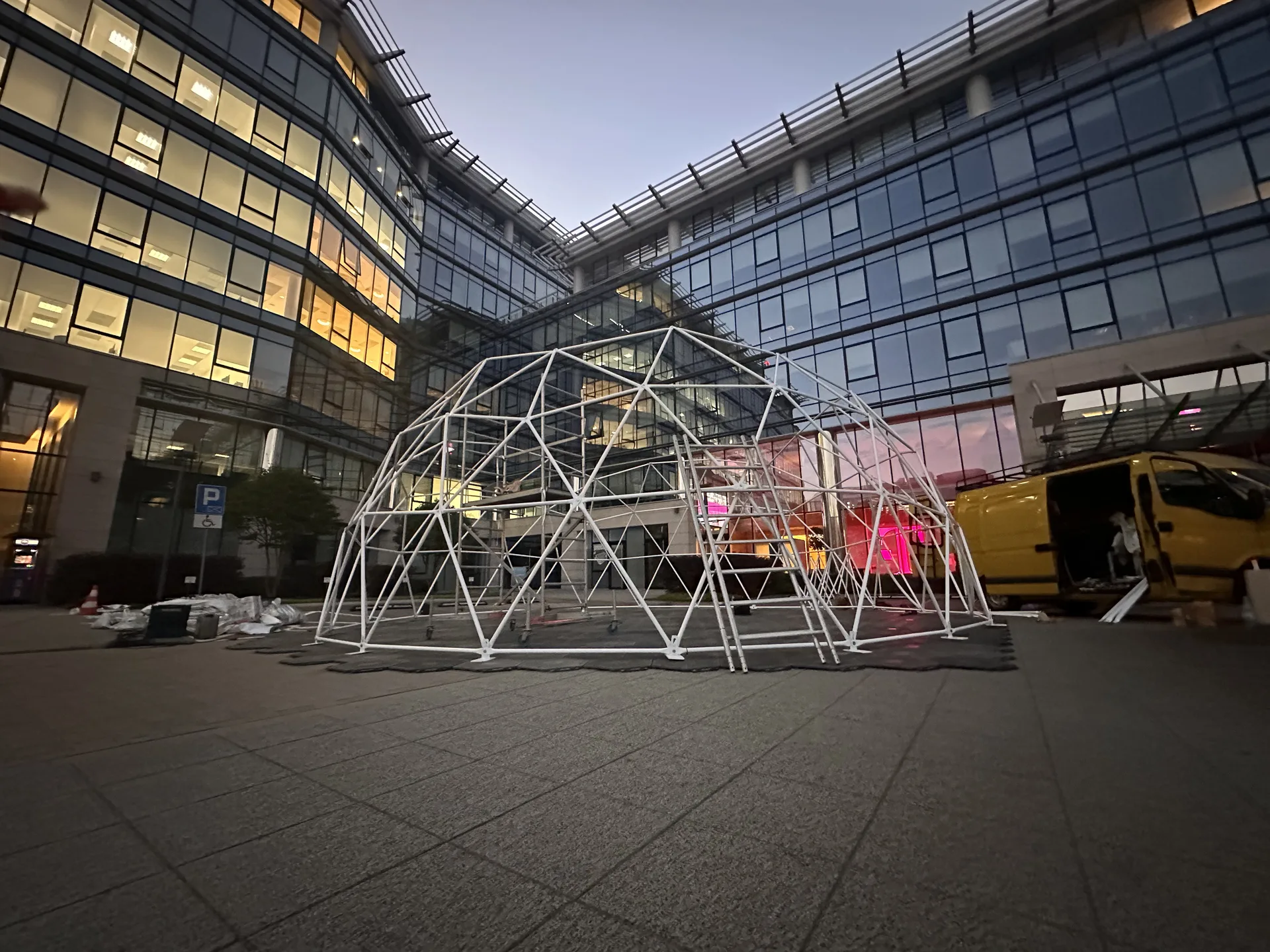 Konstrukcja geodezyjna w montażu — stalowy szkielet sfery Samsung, zmierzch