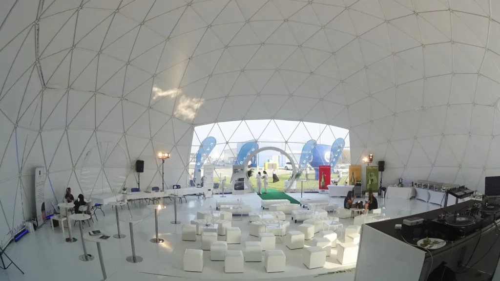Namiot sferyczny na event marki — dlaczego kopuła przyciąga wzrok