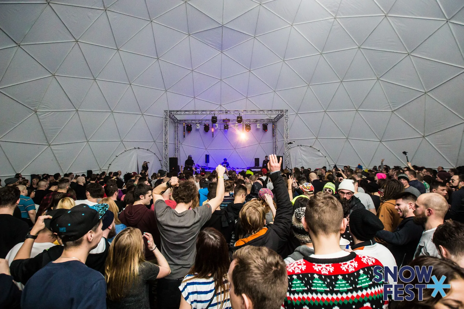 SnowFest — kopuła sferyczna w zimowej scenerii