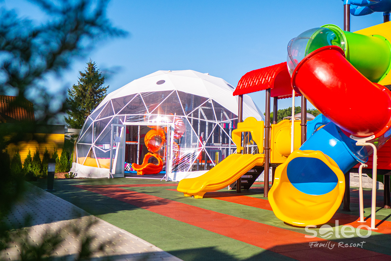Namioty sferyczne w Soleo Family Resort w Rewalu — strefa atrakcji dla rodzin